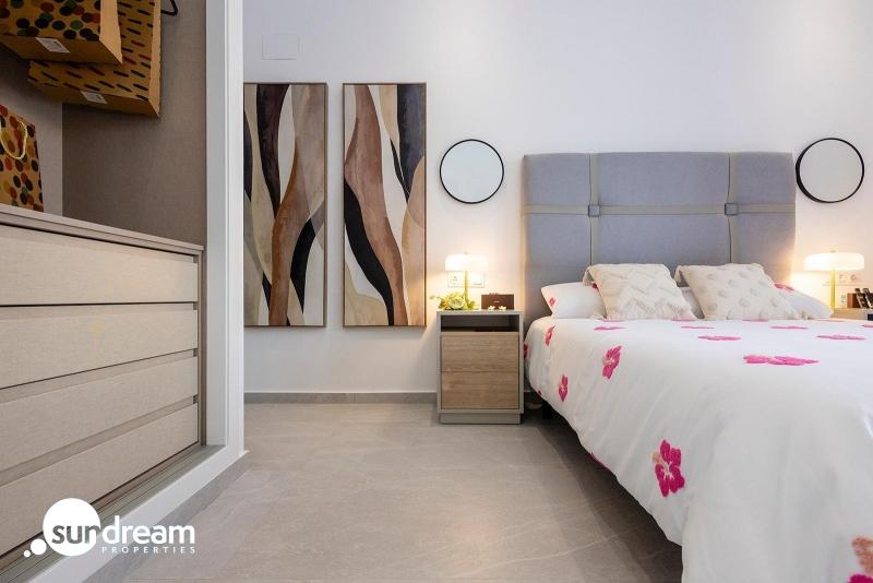 Villa pareada con 2 dormitorios y piscina privada en Golf Resort a la venta(Orihuela)