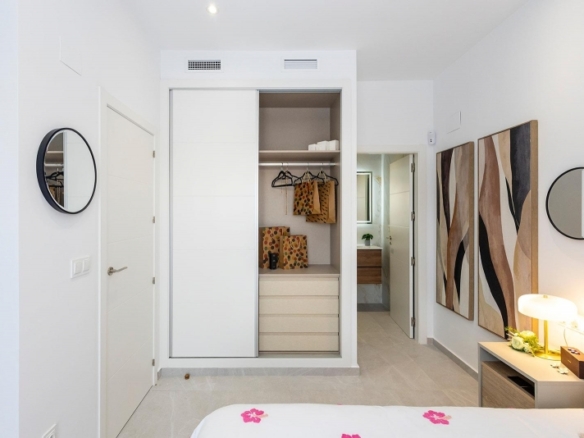 Villa pareada con 2 dormitorios y piscina privada en Golf Resort a la venta(Orihuela)