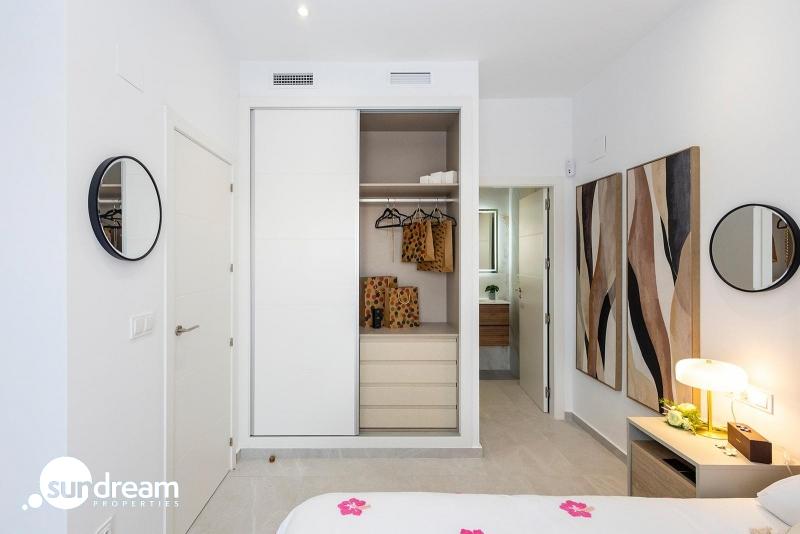 Villa pareada con 2 dormitorios y piscina privada en Golf Resort a la venta(Orihuela)