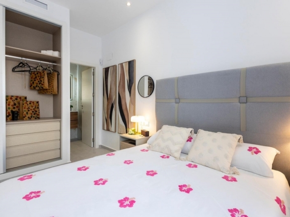 Villa pareada con 2 dormitorios y piscina privada en Golf Resort a la venta(Orihuela)