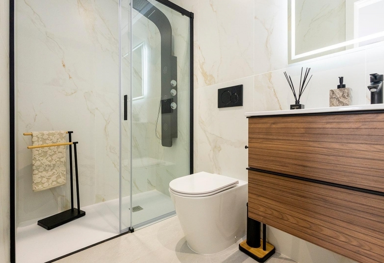 Villa pareada con 2 dormitorios y piscina privada en Golf Resort a la venta(Orihuela)