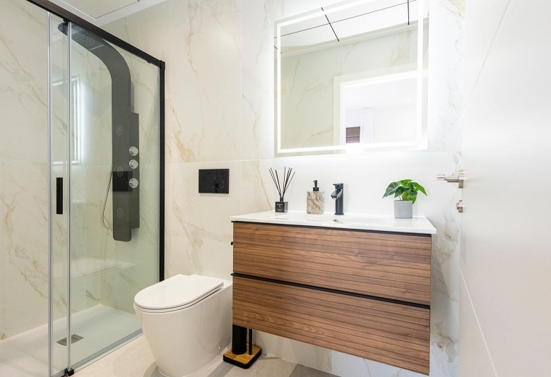 Villa pareada con 2 dormitorios y piscina privada en Golf Resort a la venta(Orihuela)