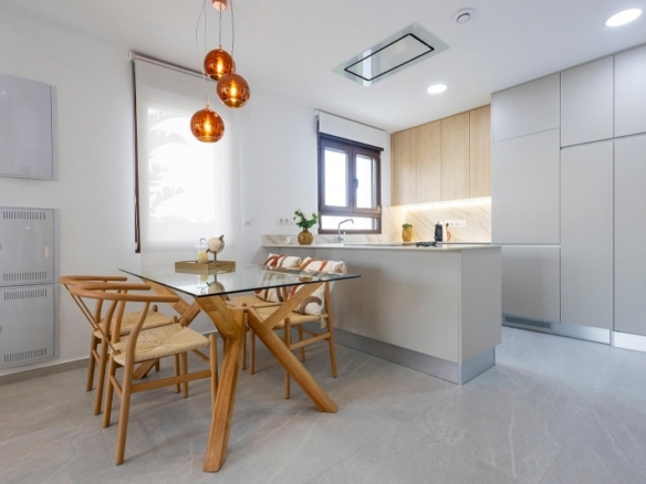 Villa pareada con 2 dormitorios y piscina privada en Golf Resort a la venta(Orihuela)
