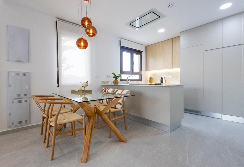 Villa pareada con 2 dormitorios y piscina privada en Golf Resort a la venta(Orihuela)