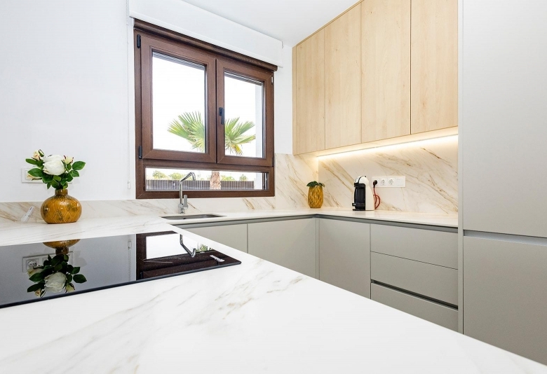 Villa pareada con 2 dormitorios y piscina privada en Golf Resort a la venta(Orihuela)