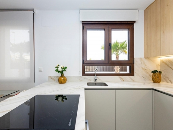 Villa pareada con 2 dormitorios y piscina privada en Golf Resort a la venta(Orihuela)