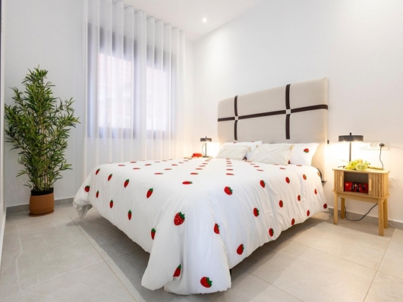 Villa pareada con 2 dormitorios y piscina privada en Golf Resort a la venta(Orihuela)