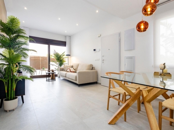 Villa pareada con 2 dormitorios y piscina privada en Golf Resort a la venta(Orihuela)