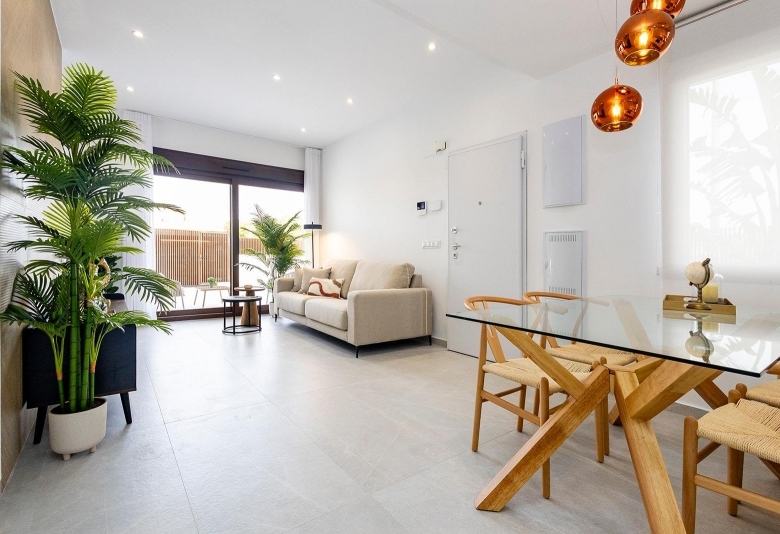 Villa pareada con 2 dormitorios y piscina privada en Golf Resort a la venta(Orihuela)