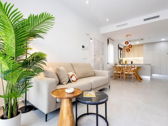 Villa pareada con 2 dormitorios y piscina privada en Golf Resort a la venta(Orihuela)