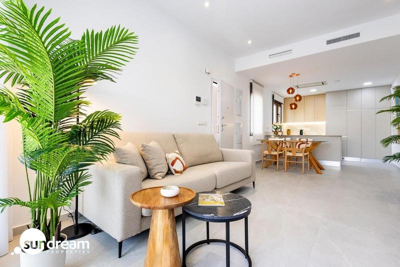 Villa pareada con 2 dormitorios y piscina privada en Golf Resort a la venta(Orihuela)
