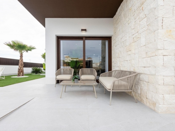 Villa pareada con 2 dormitorios y piscina privada en Golf Resort a la venta(Orihuela)