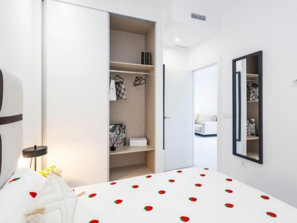 Villa pareada con 2 dormitorios y piscina privada en Golf Resort a la venta(Orihuela)