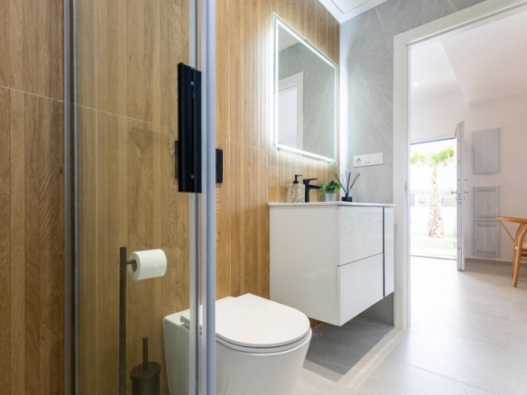 Villa pareada con 2 dormitorios y piscina privada en Golf Resort a la venta(Orihuela)
