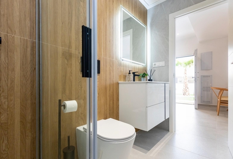 Villa pareada con 2 dormitorios y piscina privada en Golf Resort a la venta(Orihuela)