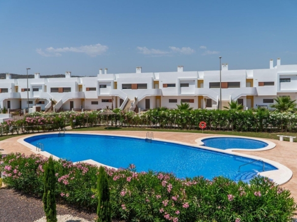 Adosado de 2 dormitorios con jardín y solarium privado en Vistabella Golf(Orihuela)