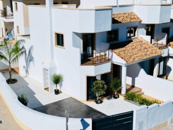 Bungalow de planta baja con 2 dormitorios y jardín privado a la venta en Cox(Alicante)