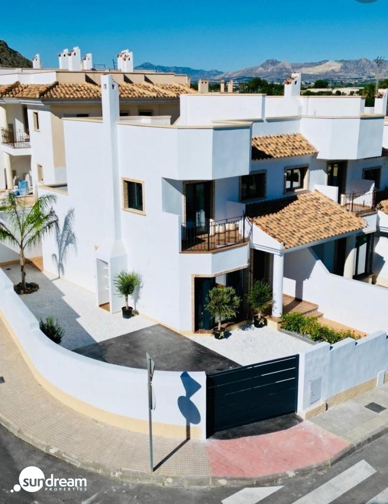 Bungalow de planta baja con 2 dormitorios y jardín privado a la venta en Cox(Alicante)