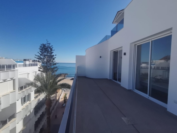 Ático llave en mano de 2 dormitorios con amplia terraza a 50m de la playa a la venta en Torrevieja