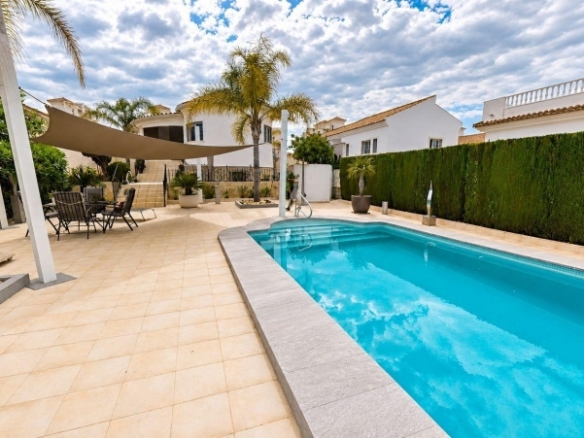 Villa independiente de 4 dormitorios en El Oasis, San Fulgencio