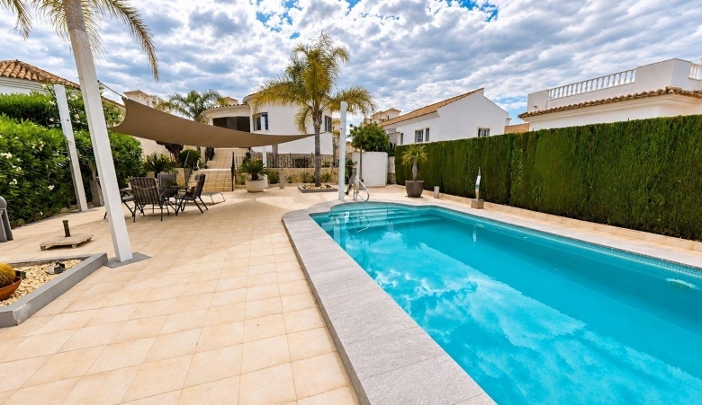 Villa independiente de 4 dormitorios en El Oasis, San Fulgencio