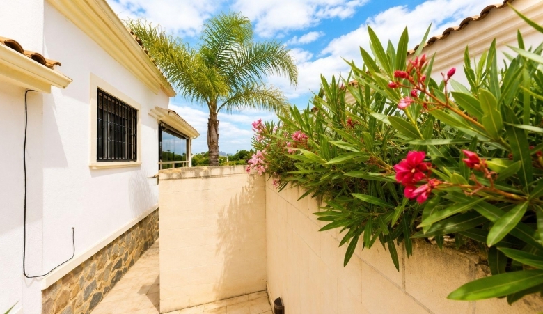 Villa independiente de 4 dormitorios en El Oasis, San Fulgencio