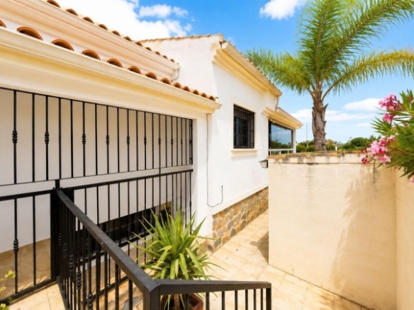 Villa independiente de 4 dormitorios en El Oasis, San Fulgencio