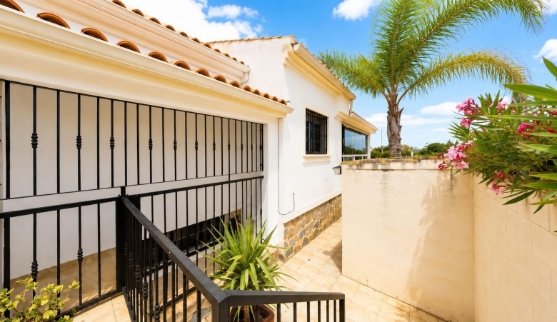Villa independiente de 4 dormitorios en El Oasis, San Fulgencio