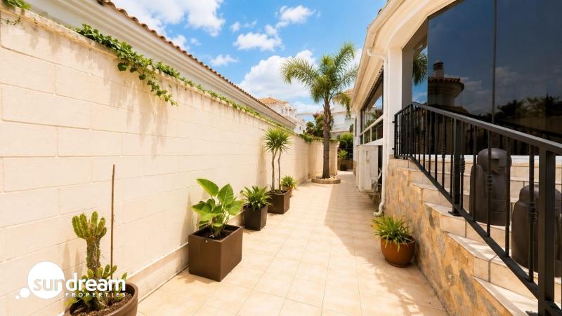Villa independiente de 4 dormitorios en El Oasis, San Fulgencio
