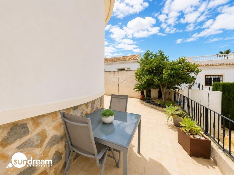 Villa independiente de 4 dormitorios en El Oasis, San Fulgencio
