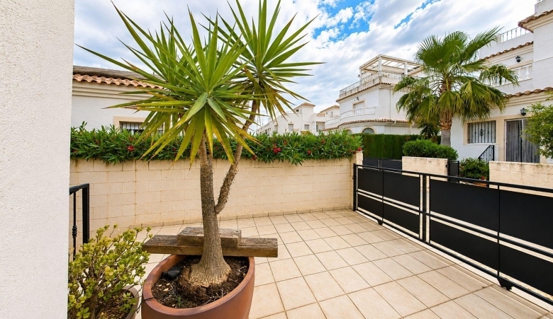 Villa independiente de 4 dormitorios en El Oasis, San Fulgencio