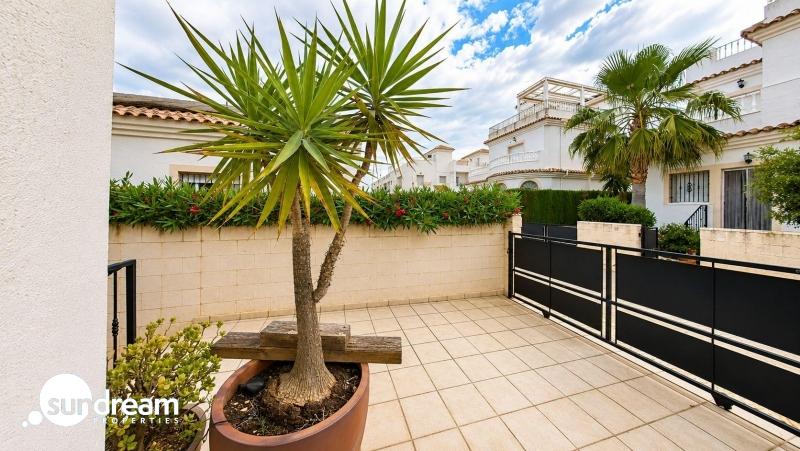 Villa independiente de 4 dormitorios en El Oasis, San Fulgencio
