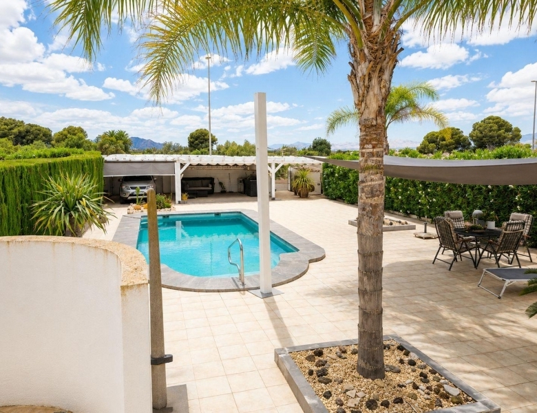 Villa independiente de 4 dormitorios en El Oasis, San Fulgencio