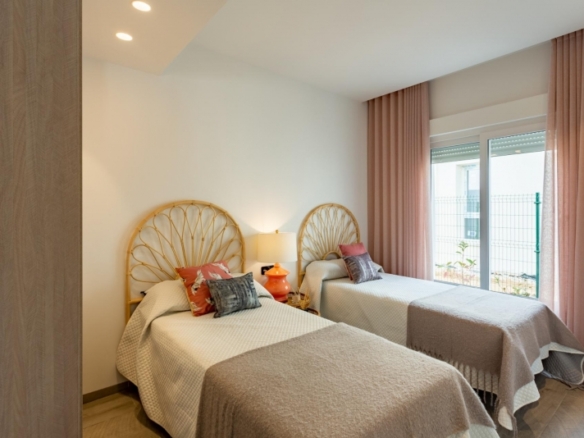 Villa pareada con 3 dormitorios y piscina privada a la venta en La Finca Golf Resort, Algorfa
