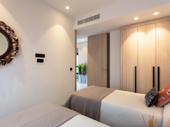 Villa pareada con 3 dormitorios y piscina privada a la venta en La Finca Golf Resort, Algorfa