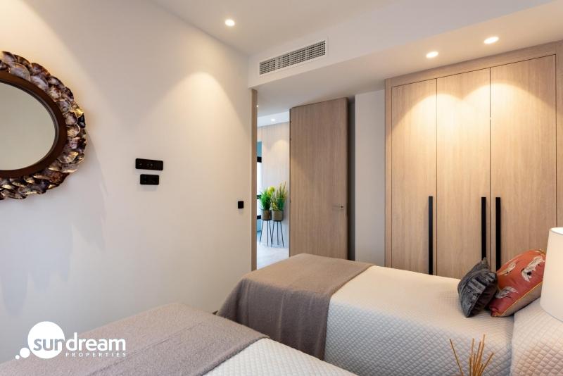 Villa pareada con 3 dormitorios y piscina privada a la venta en La Finca Golf Resort, Algorfa
