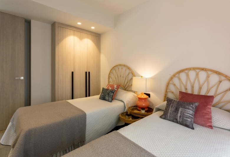 Villa pareada con 3 dormitorios y piscina privada a la venta en La Finca Golf Resort, Algorfa