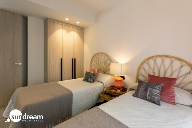 Villa pareada con 3 dormitorios y piscina privada a la venta en La Finca Golf Resort, Algorfa