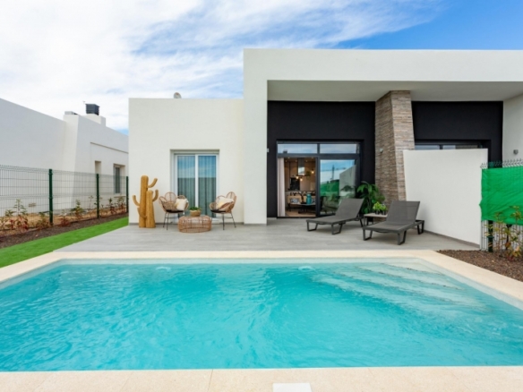 Villa pareada con 3 dormitorios y piscina privada a la venta en La Finca Golf Resort, Algorfa