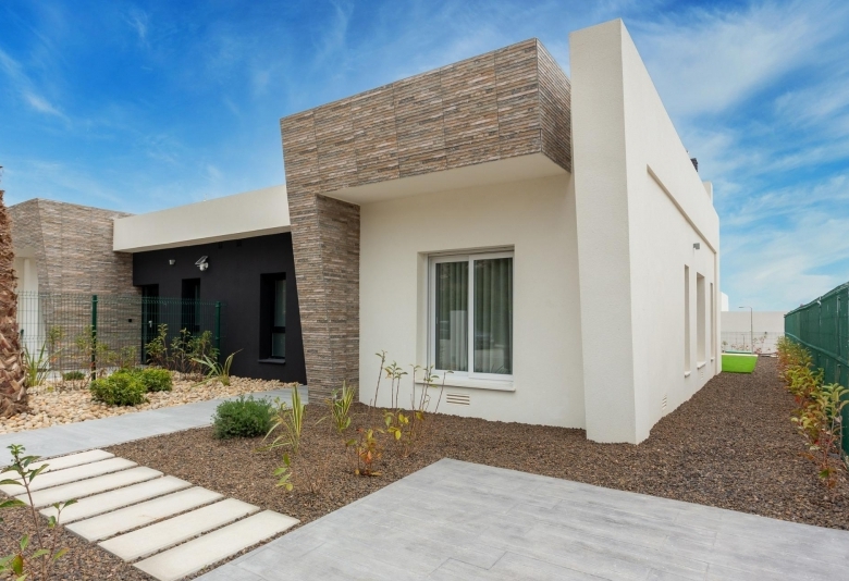 Villa pareada con 3 dormitorios y piscina privada a la venta en La Finca Golf Resort, Algorfa