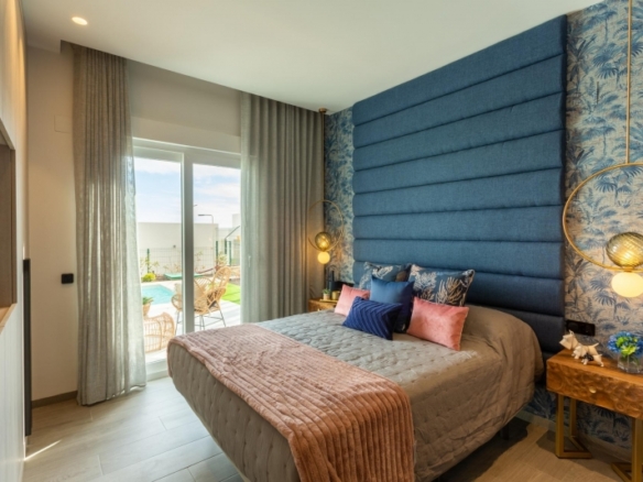 Villa pareada con 3 dormitorios y piscina privada a la venta en La Finca Golf Resort, Algorfa