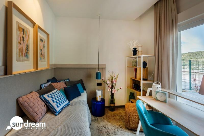 Villa pareada con 3 dormitorios y piscina privada a la venta en La Finca Golf Resort, Algorfa