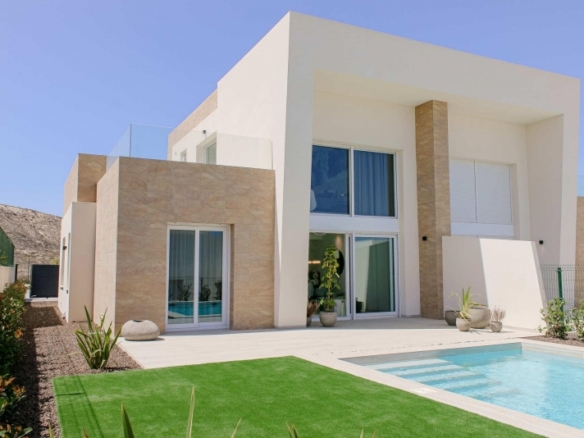 Villa pareada de 3 dormitorios con piscina privada a la venta en La Finca Golf Resort, Algorfa