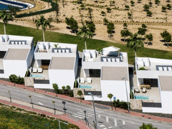 Exclusiva villa con 3 dormitorios, sótano y piscina privada en Santa Rosalia Lake and Life Resort