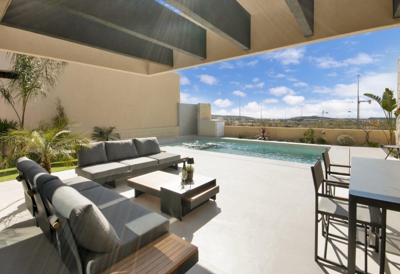 Villa en una sola planta con 3 dormitorios y piscina privada a la venta en resort de golf(Murcia)
