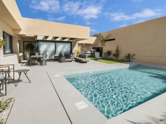 Villa en una sola planta con 3 dormitorios y piscina privada a la venta en resort de golf(Murcia)
