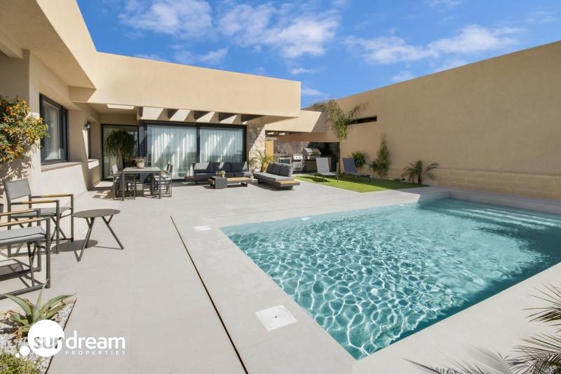 Villa en una sola planta con 3 dormitorios y piscina privada a la venta en resort de golf(Murcia)