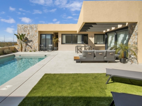Villa en una sola planta con 3 dormitorios y piscina privada a la venta en resort de golf(Murcia)