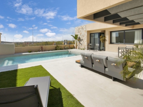 Villa en una sola planta con 3 dormitorios y piscina privada a la venta en resort de golf(Murcia)