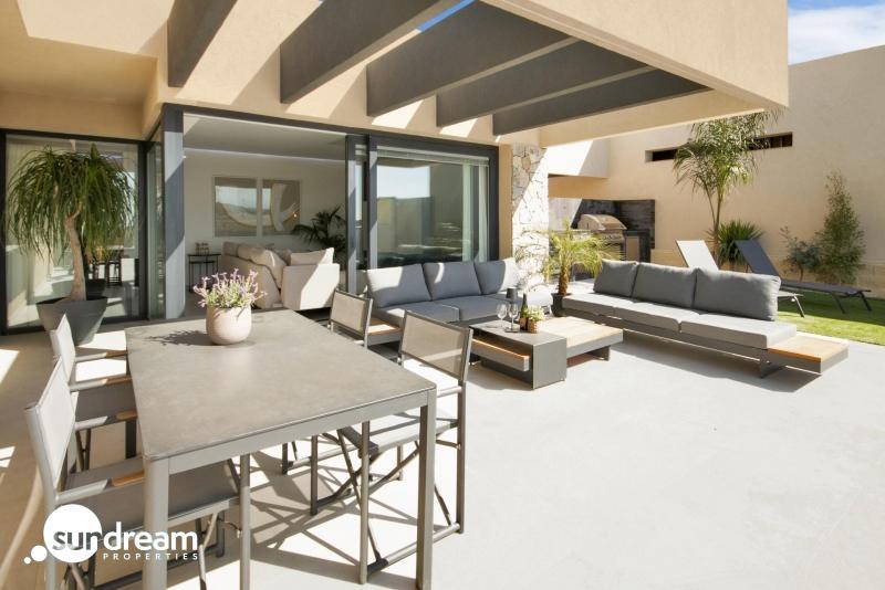 Villa en una sola planta con 3 dormitorios y piscina privada a la venta en resort de golf(Murcia)